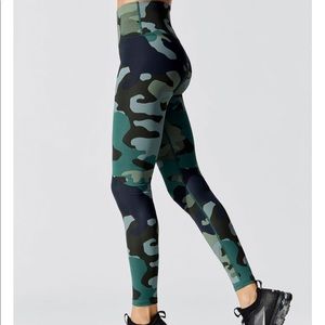 Carbon38 Camo Leggings Size Small